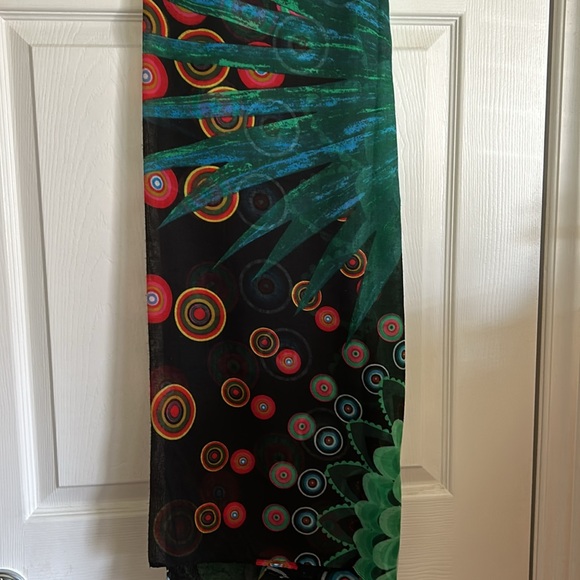This Desigual scarf is in very good condition.  It is soft & colourful - Picture 6 of 6